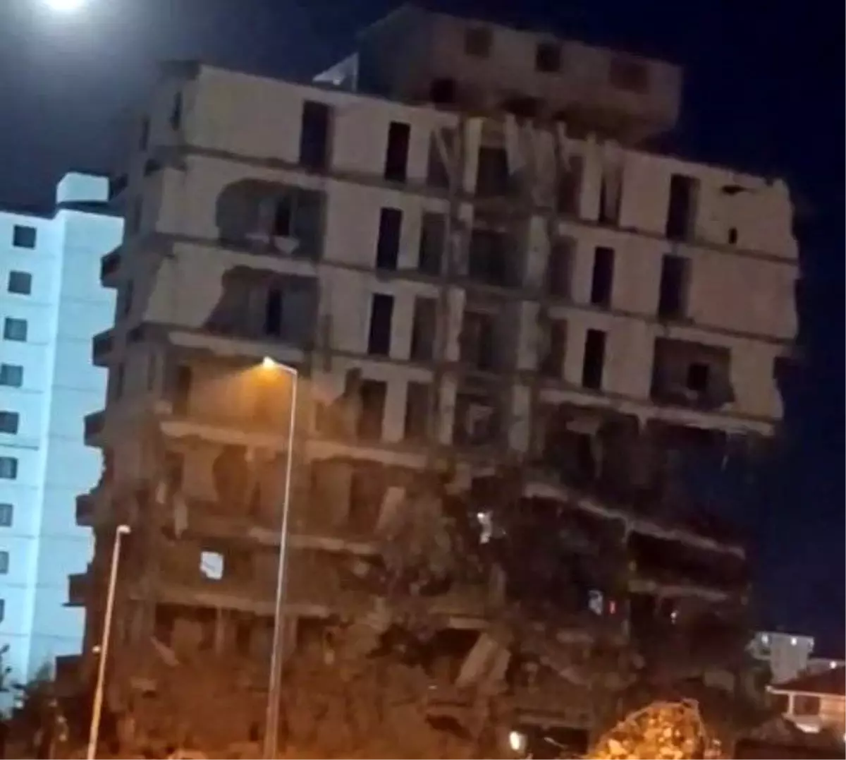 Malatya'da 6 Şubat Depremlerinin Ardından Yıkım İşlemleri Devam Ediyor