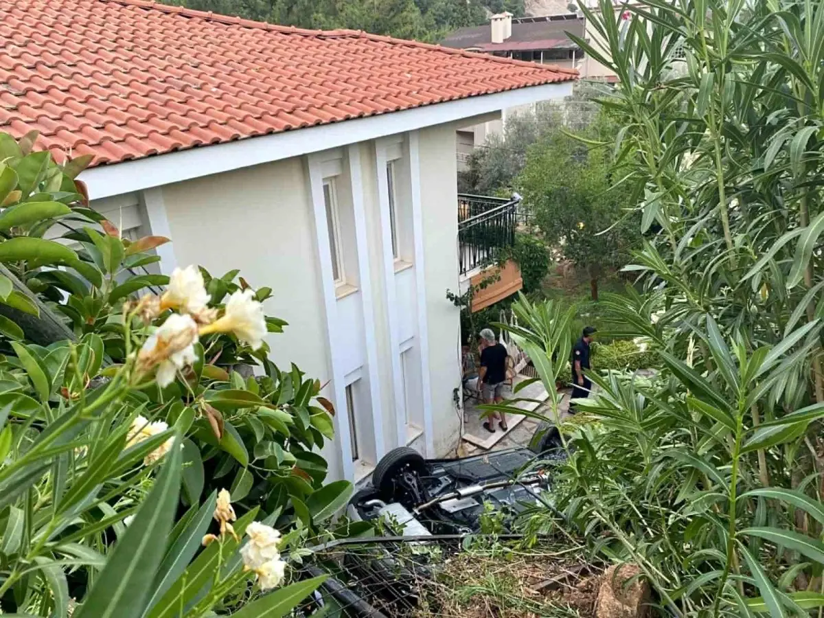 Marmaris'te Kaza: İstinat Duvarını Aşan Otomobil Ev Bahçesine Uçtu