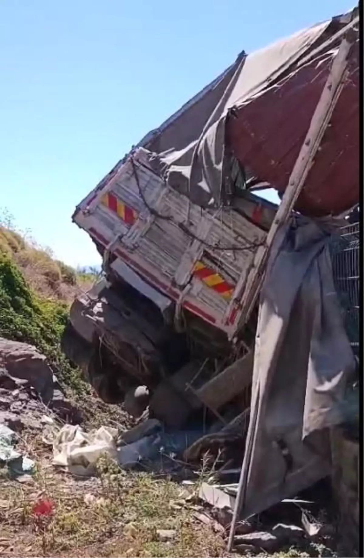 Muğla'da Uçurumdan Yuvarlanan Kamyonda Baba ve Oğlu Yaralandı