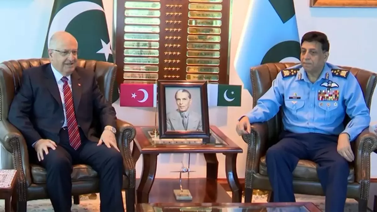 Milli Savunma Bakanı Güler, Pakistan Hava Kuvvetleri Komutanı ile Bir Araya Geldi