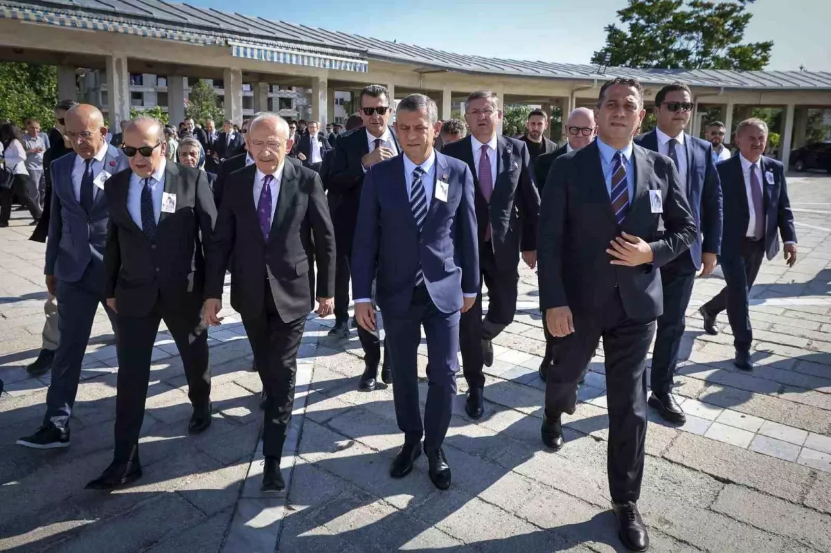 CHP Liderleri Cenaze Töreninde Bir Araya Geldi
