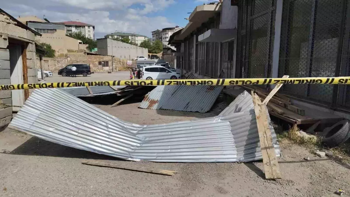 Van'da Rüzgar, Binanın Çatısını Uçurdu: 3 Araç Hasar Gördü