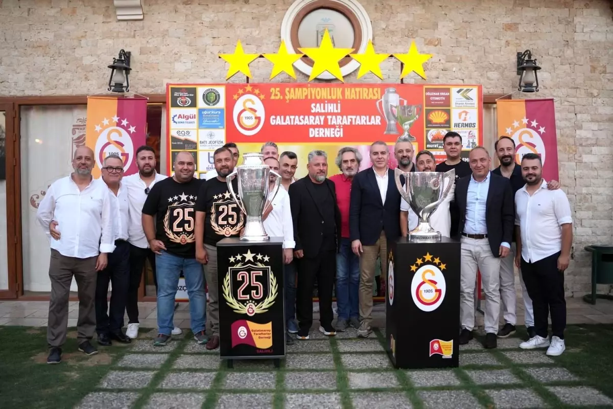 Salihli'deki Galatasaraylılardan çifte kupalı kutlama