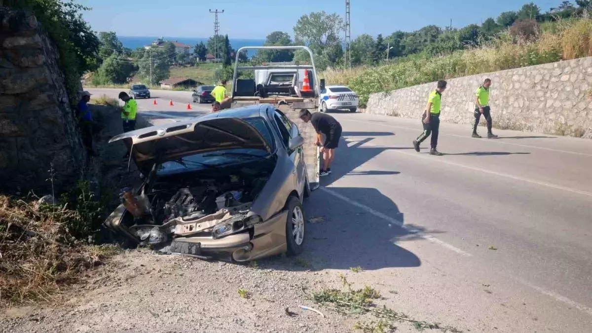 Sinop'ta Otomobil Duvara Çarptı: 1 Bebek de Dahil 3 Yaralı