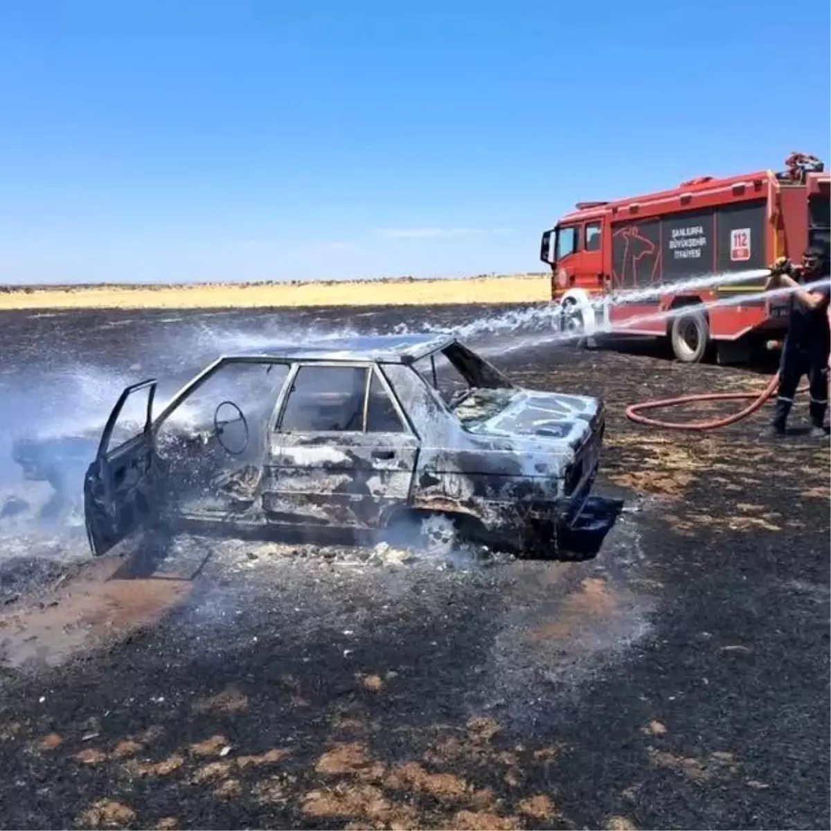 Şanlıurfa'da Tarlada Park Halindeki Otomobil Yandı