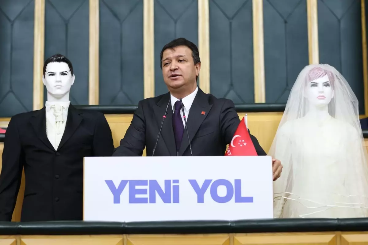 TBMM'de ilginç protesto! Kürsüye gelin ve damat mankeniyle çıktı