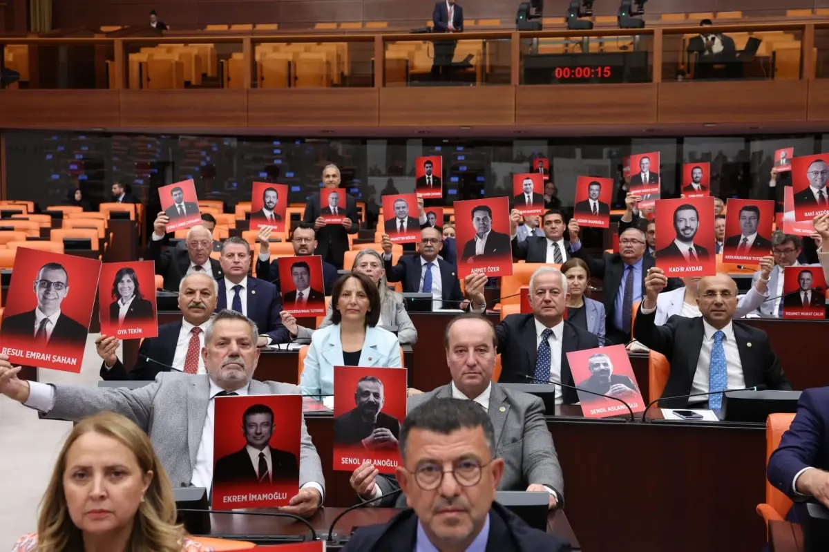 CHP'li Vekiller Protesto Düzenledi: 'Demokrasimiz Tehdit Altında'