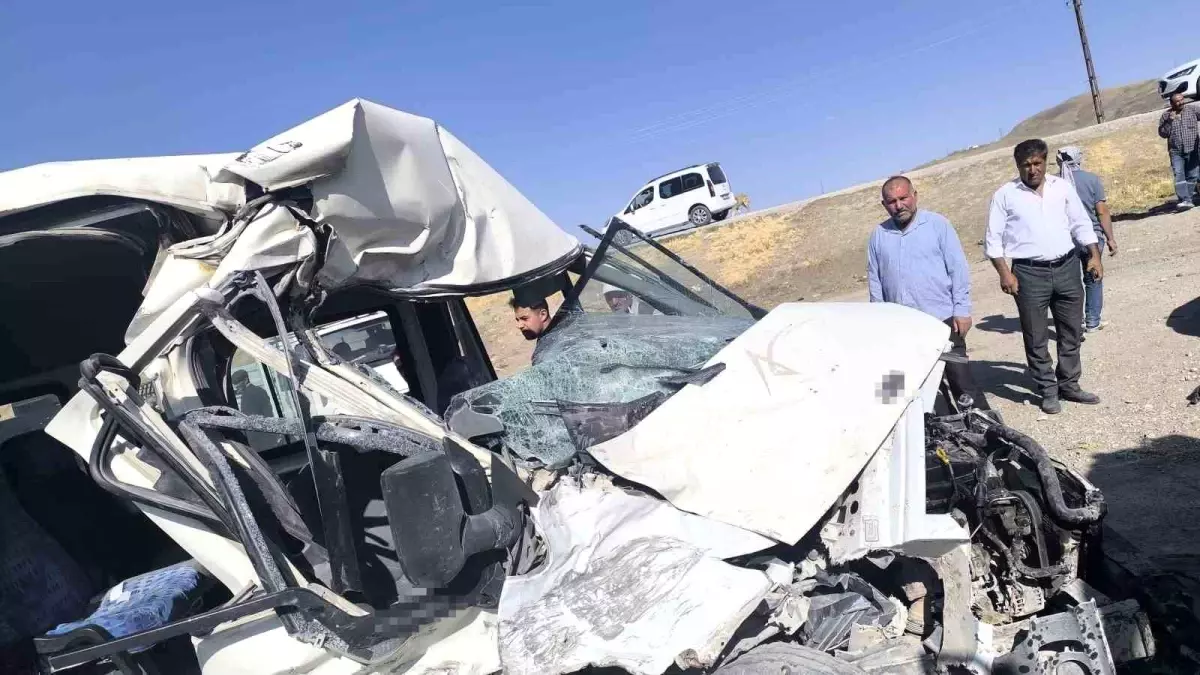 Van'da Minibüs ile Kamyon Çarpıştı: 1 Yaralı