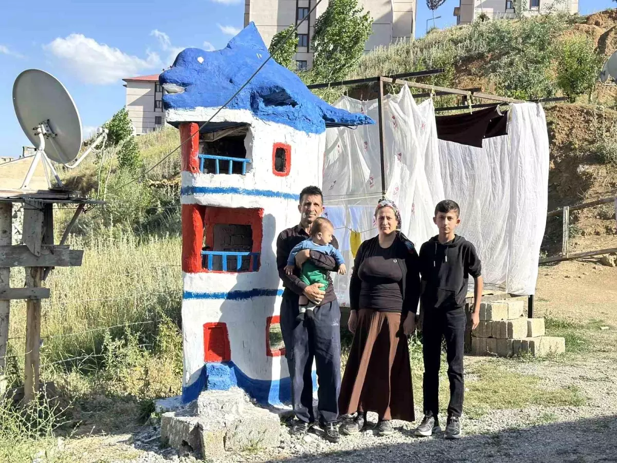 Yüksekova'da Hayalindeki Evin Maketini Yaptı