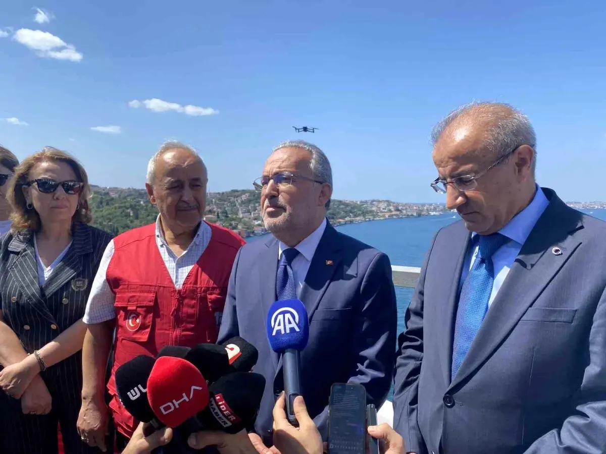 15 Temmuz Şehitler Köprüsü'ne dev Türk bayrağı asıldı