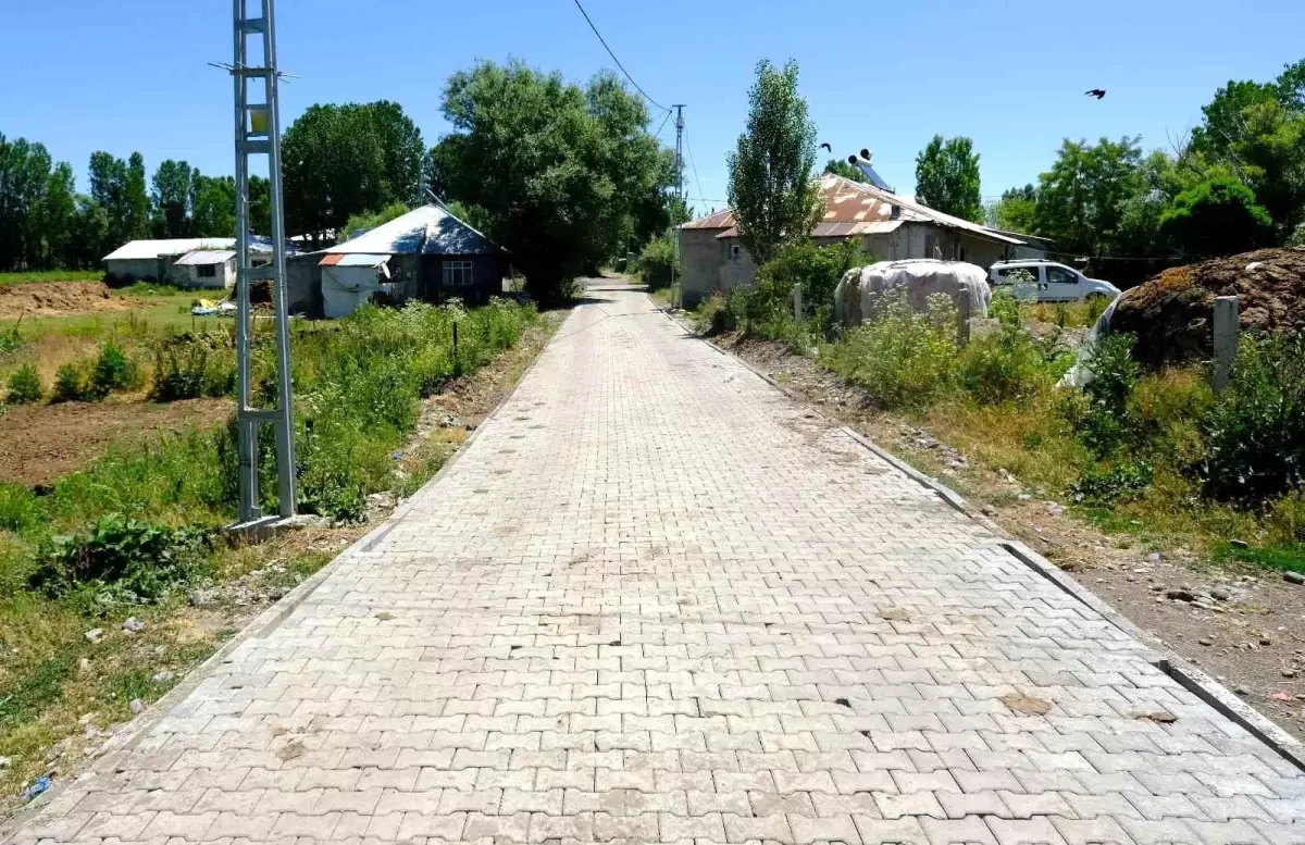 Ağrı'nın Eliaçık Köyü'nde 7 Bin Metrekare Kilit Parke Taşı Döşendi