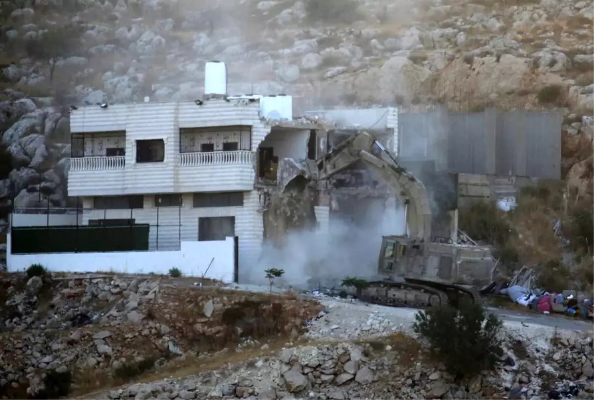 İsrail Ekskavatörü Nablus'ta Filistin Evlerini Yıktı
