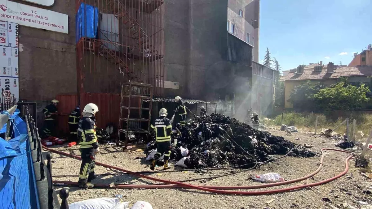 Çorum'da Tekstil Atıklarının Yangını Söndürüldü