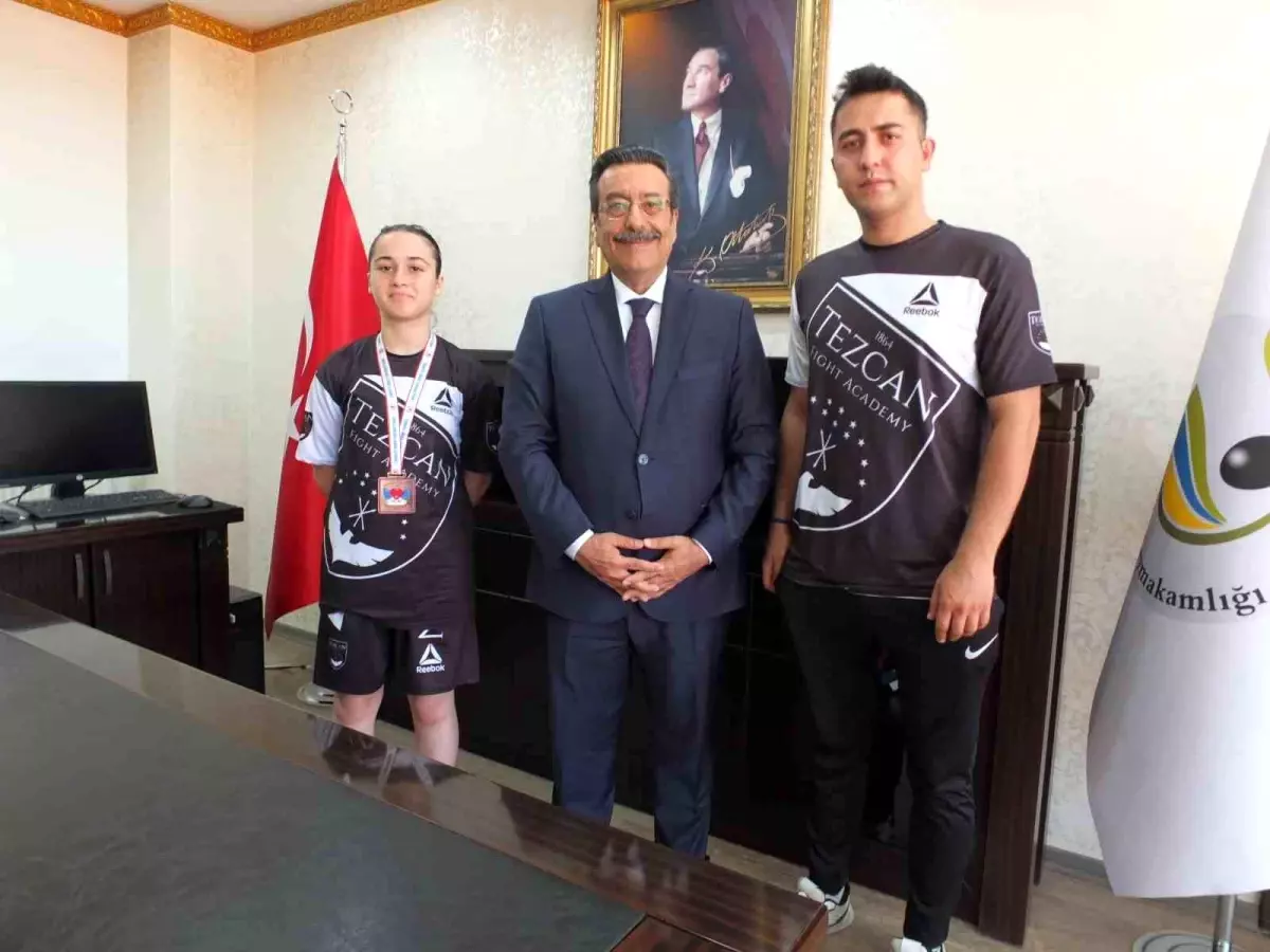 Ceylin Onay, Burhaniye'de Kaymakam Atilla Tarafından Ödüllendirildi