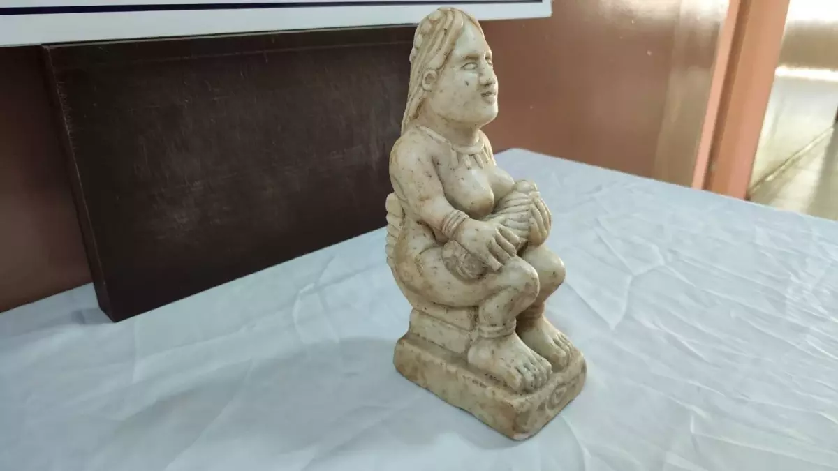 İnegöl'de 1700 Yıllık Antik Roma Heykeli Ele Geçirildi