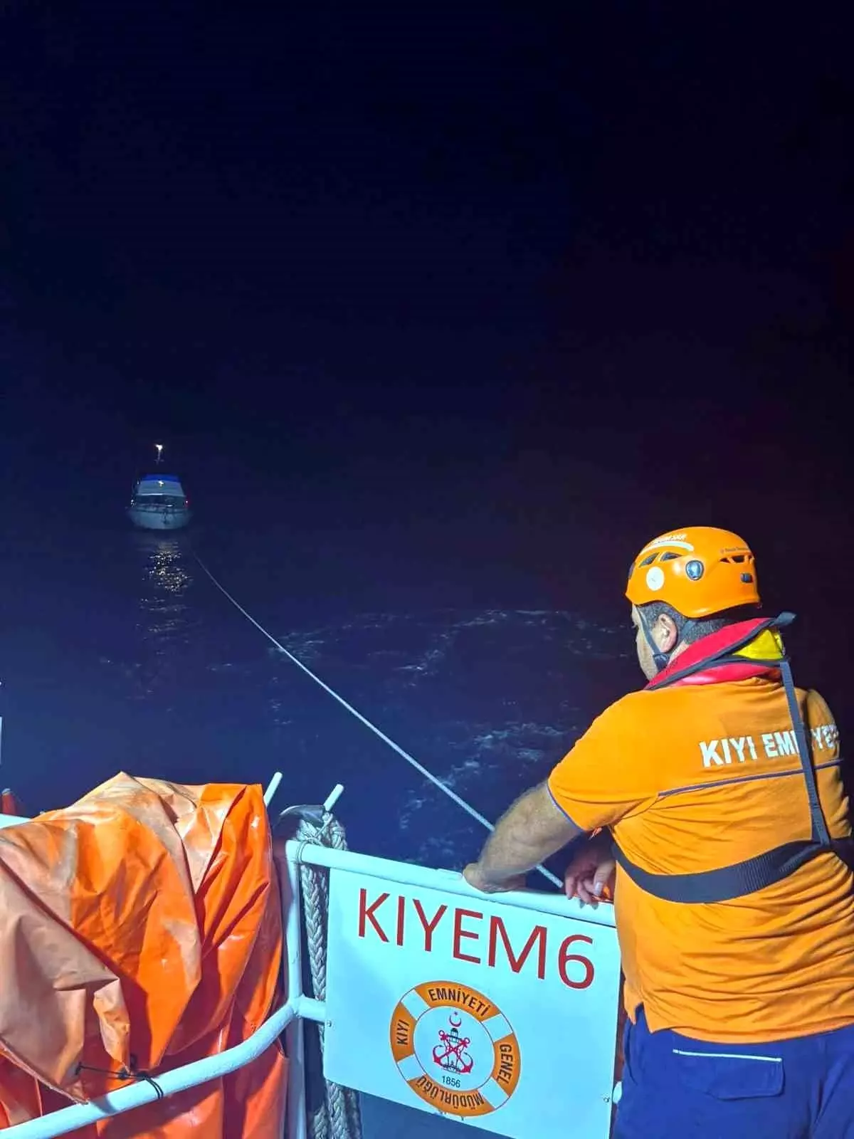 Datça'da Sürüklenen Tekne Kıyı Emniyet Ekibi Tarafından Kurtarıldı