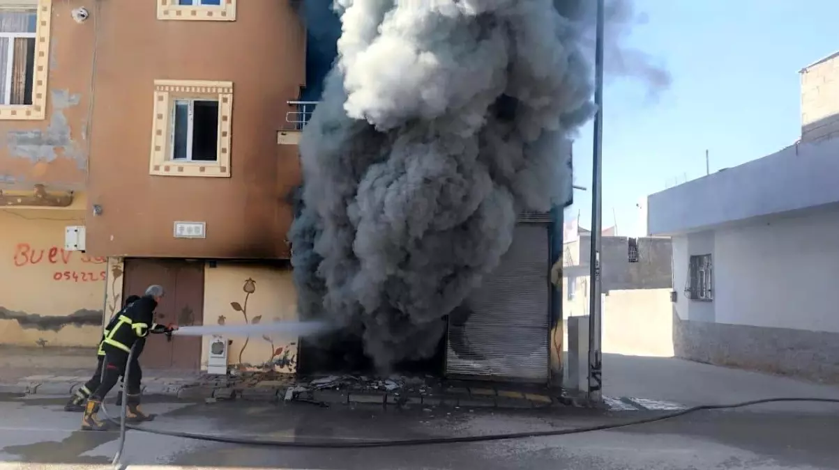 Ceylanpınar'da Depo Yangını Kontrol Altına Alındı
