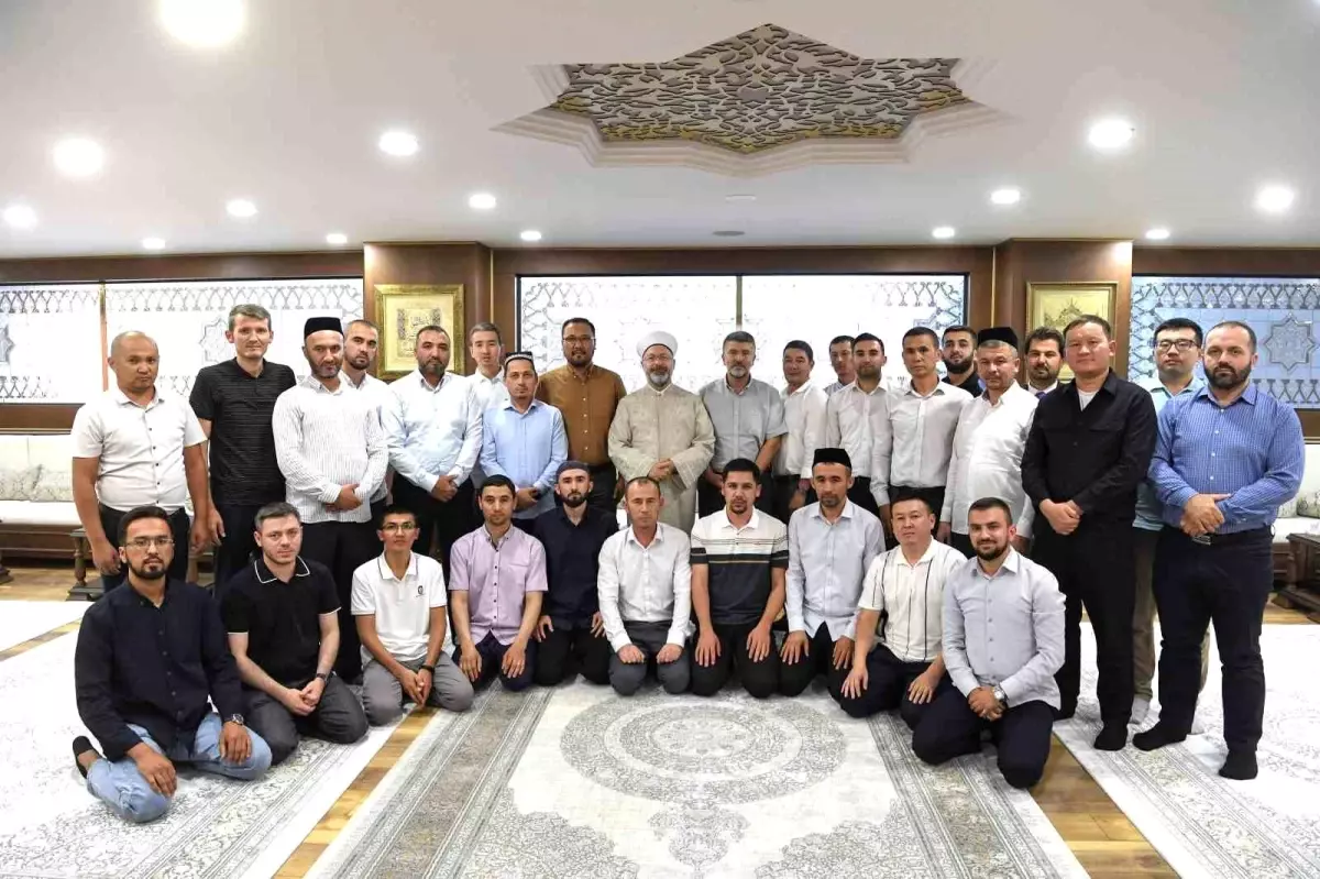 Diyanet İşleri Başkanı Erbaş, Türk Öğrencilerle Bir Araya Geldi