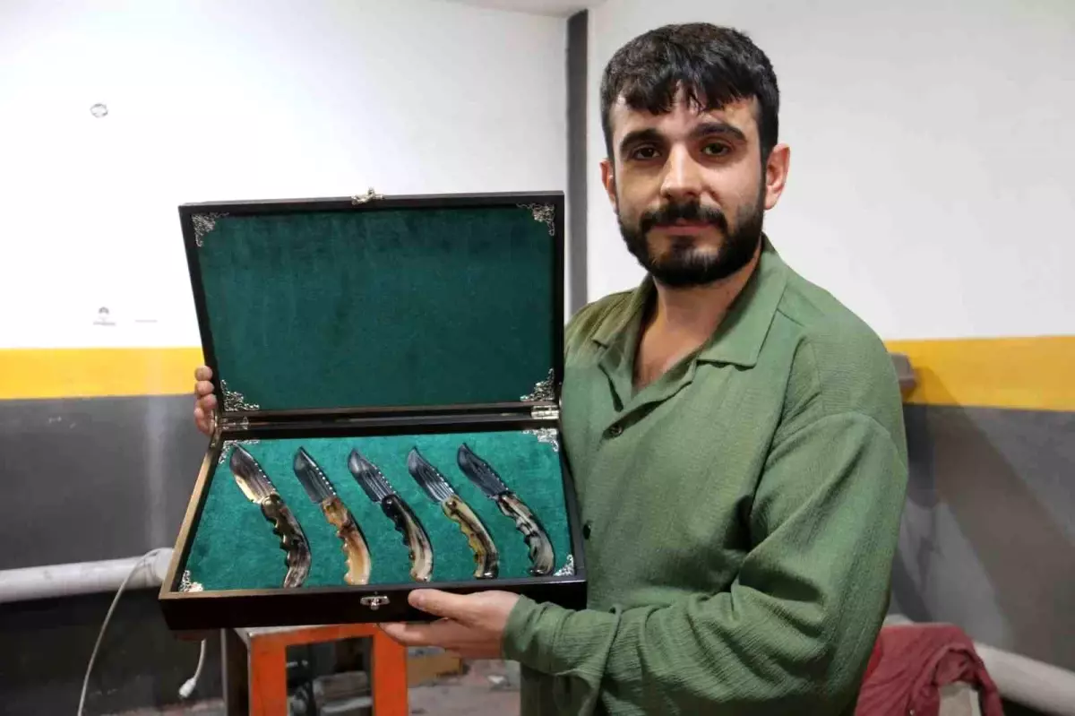 Sivaslı Bıçak Ustası Emre Göçeri, Özel Tasarım Bıçak Koleksiyonu ile Dikkat Çekiyor