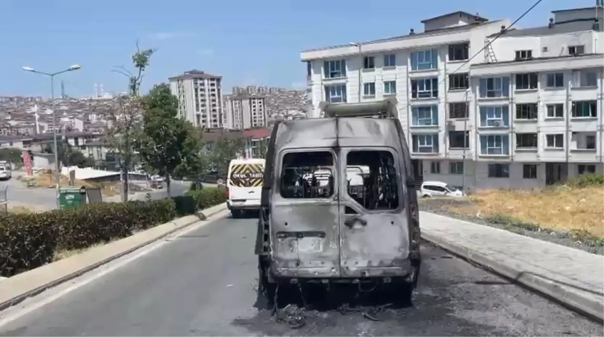 Esenyurt'ta Seyir Halindeki Servis Minibüsü Alev Alev Yandı