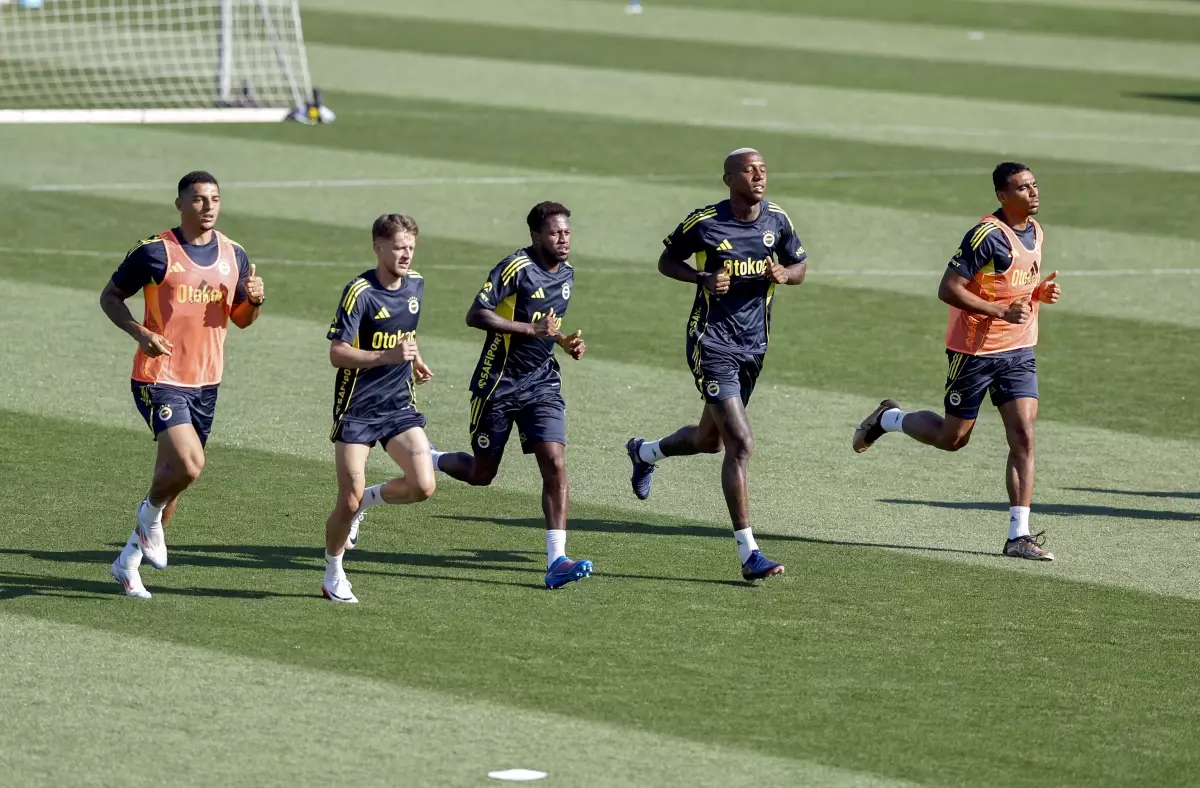 Fenerbahçe Yeni Sezon Hazırlıklarını İki Antrenmanla Sürdürüyor