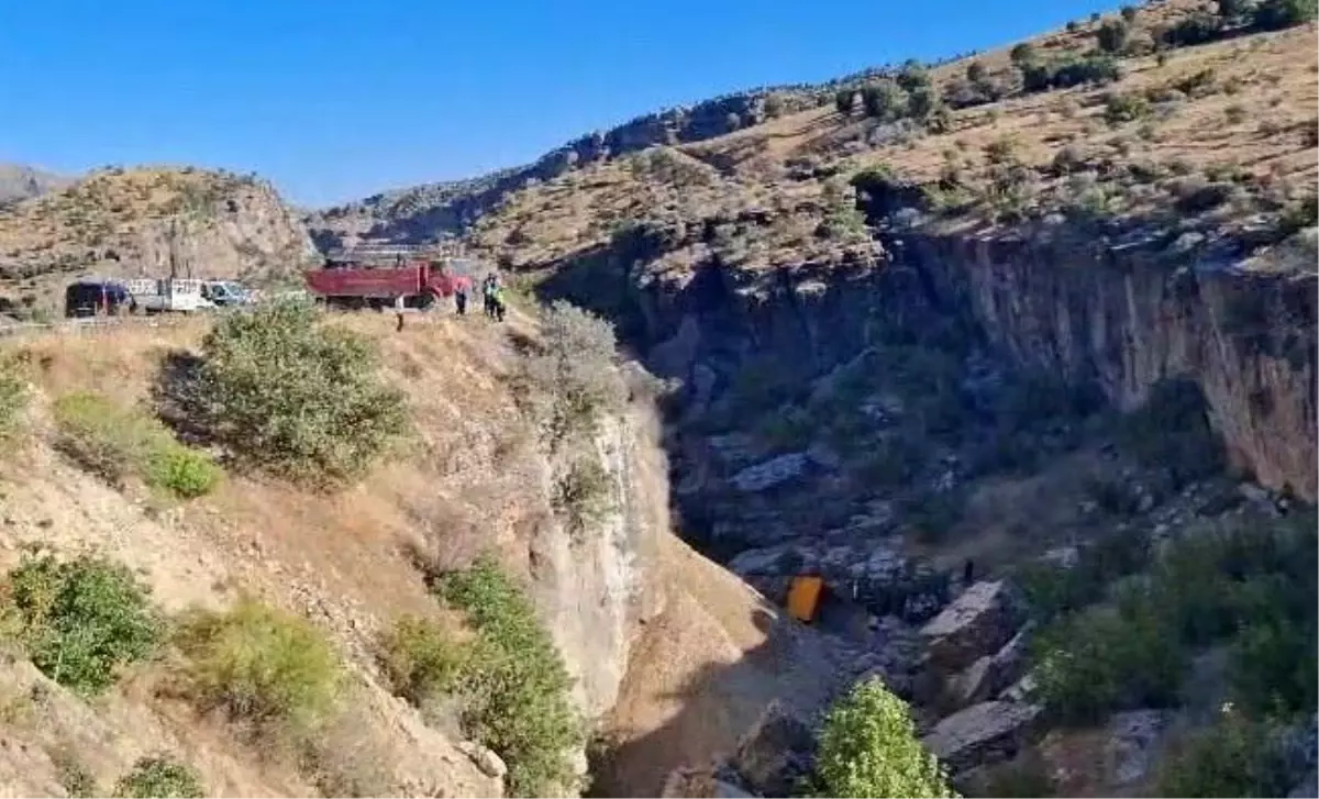 Adıyaman'da Hafriyat Kamyonu Uçuruma Düştü: 1 Ölü