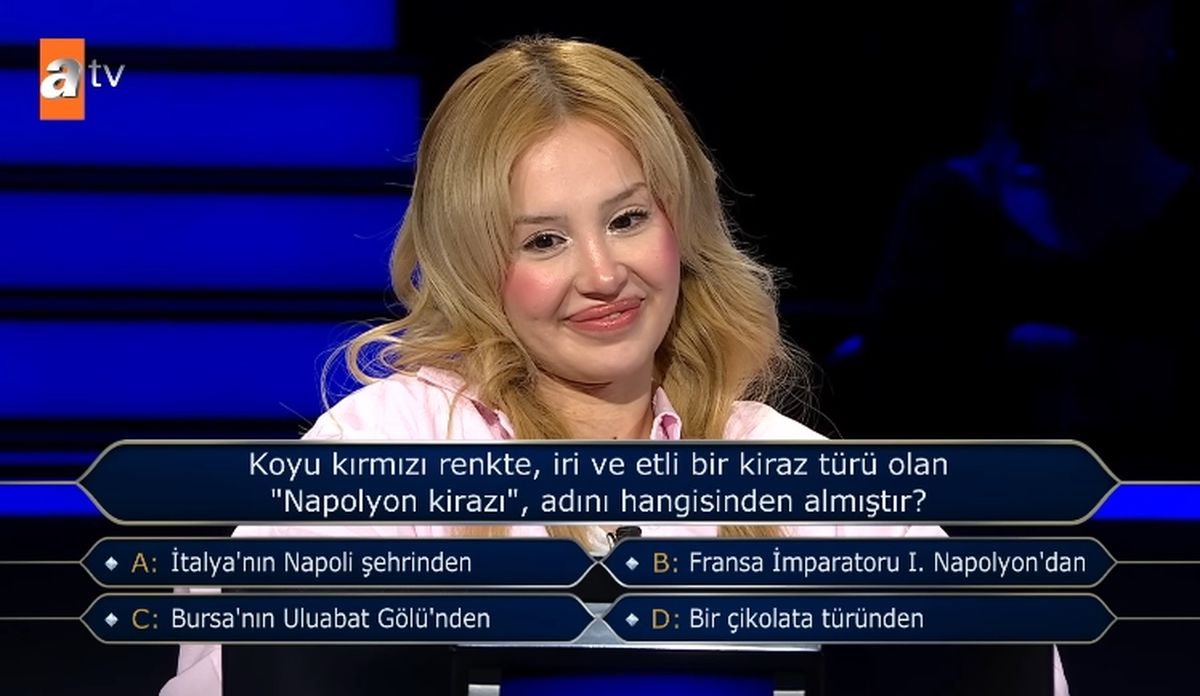 Koyu kırmızı renkte, iri ve etli bir kiraz türü olan 'Napolyon kirazı', adını hangisinden almıştır?