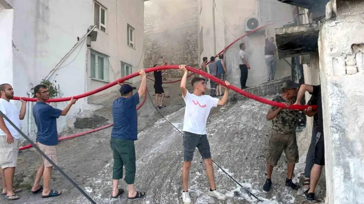 Mahalle Sakinleri Yangına Müdahale İçin Zincir Oluşturdu