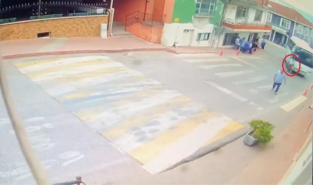 İzmit'te Midibüs Çarpan Yaşlı Adam Ağır Yaralandı