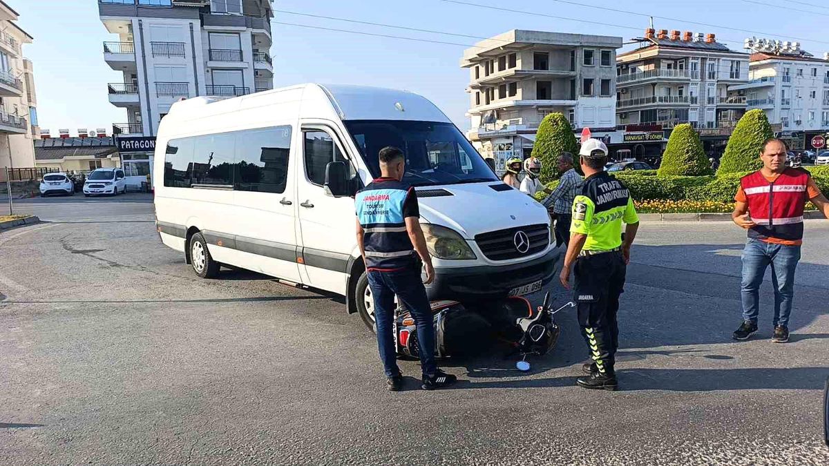 Antalya'da Minibüs ile Çarpışan Elektrikli Bisiklet Sürücüsü Kıl Payı Kurtuldu