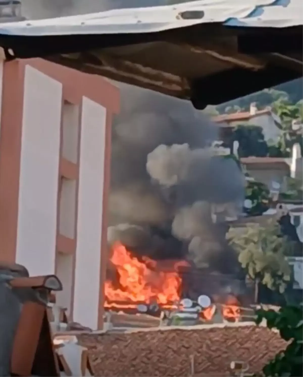 Muğla'da Ev Yangını: 2 Kişi Hastaneye Kaldırıldı