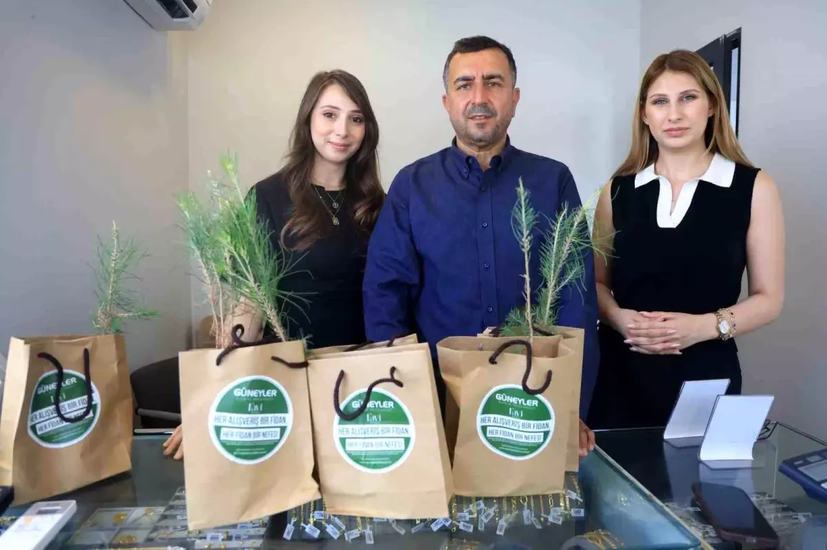 Hatay'da Kuyumcu, Müşterilere Fidan Dağıtarak Ormanı Yeniliyor