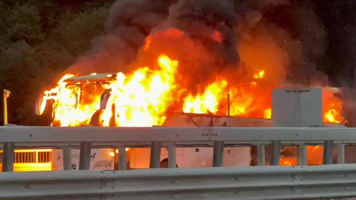 Düzce'de Otobüs Yangını: İstanbul İstikameti Trafiğe Kapandı