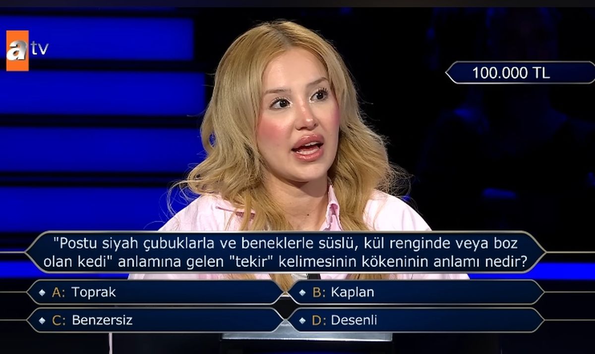 'Postu siyah çubuklarla ve beneklerle süslü, kül renginde veya boz olan kedi' anlamına gelen 'tekir' kelimesinin kökeninin anlamı nedir?