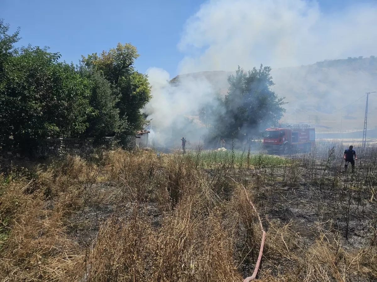 Tokat'ta Tarla Ateşi Evde Yangın Çıkardı
