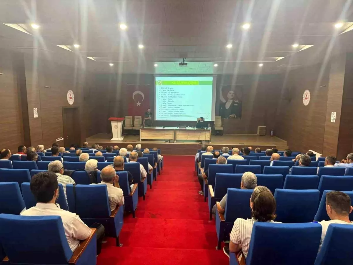 Tavşanlı'da Muhtarlara ve Biçerdöver Sahiplerine Yangınla Mücadele Eğitimi Verildi