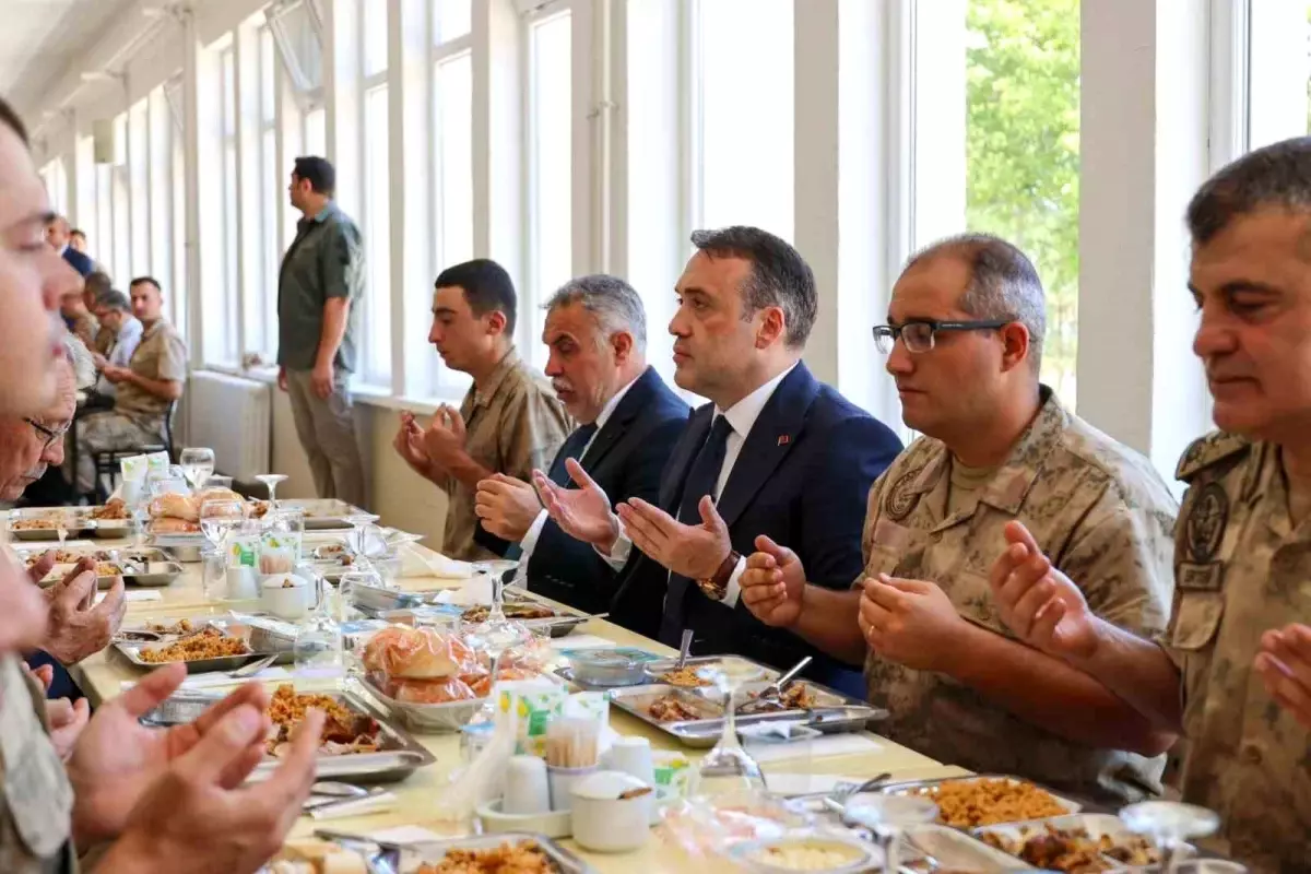 Bilecik Valisi Sözer, Mehmetçiklerle Buluştu