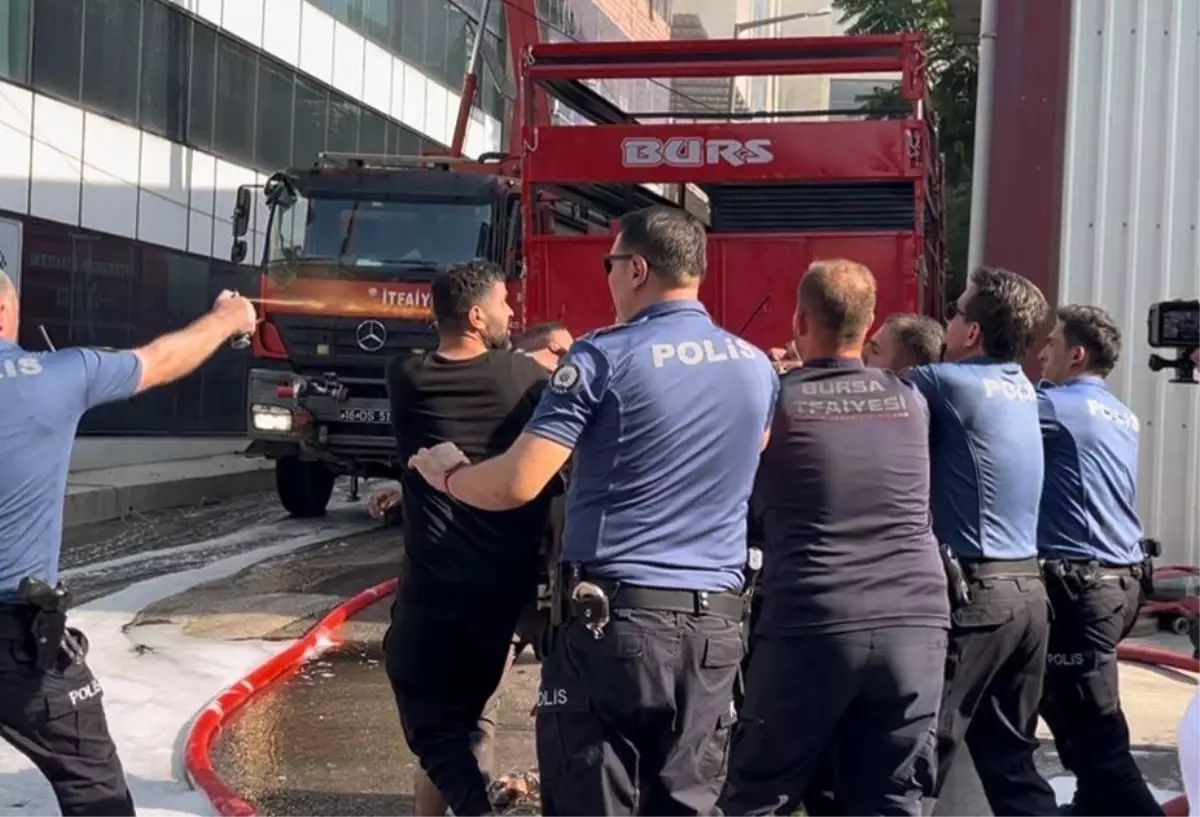 Bursa'da Tekstil Atölyesinde Yangın: İtfaiyeye Saldırı