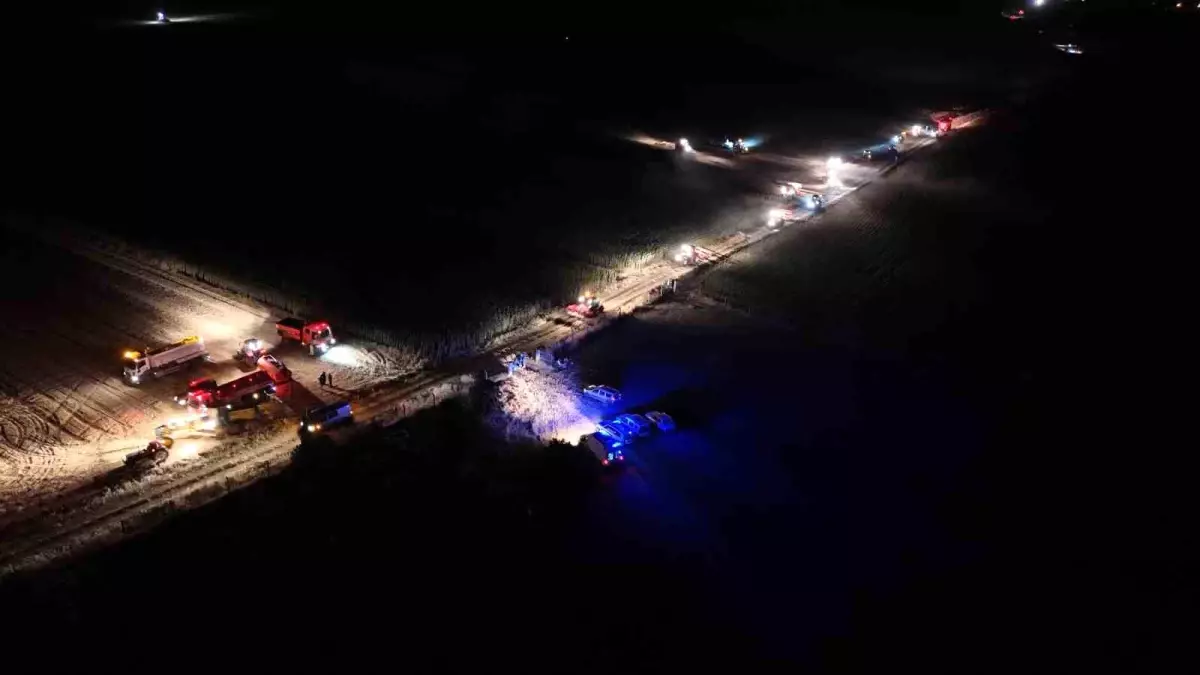 Edirne'de Tarladaki Yangına Köylüler Traktörlerle Müdahale Etti