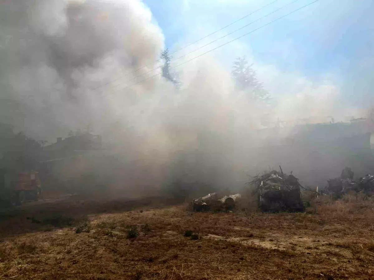 Isparta'da Kuru Ot Yangını 2 Evi Küle Çevirdi