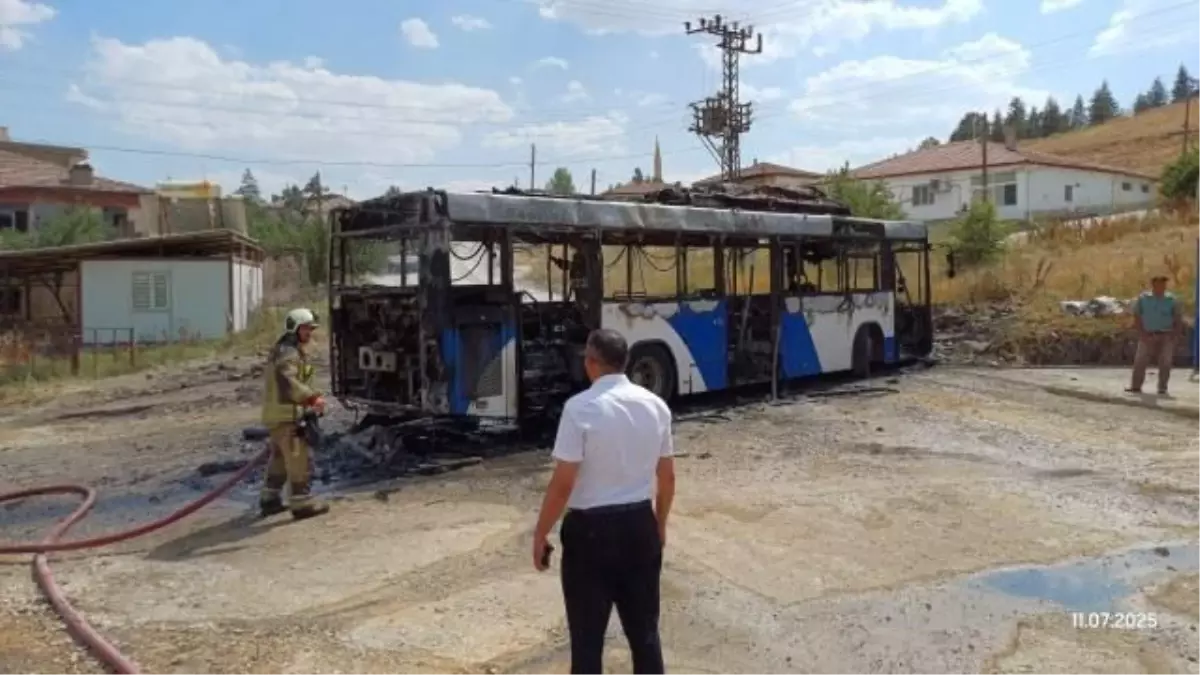 Pursaklar'da Belediye Otobüsü Yandı: Yaralı Yok