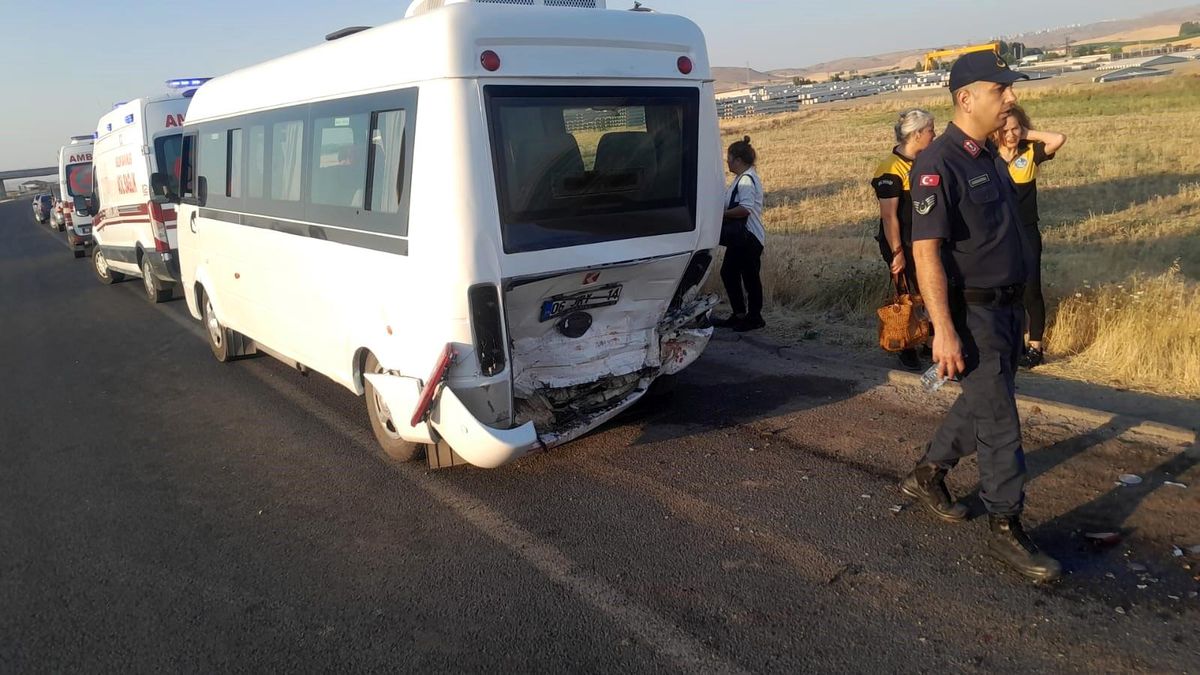 Sincan'da İşçi Servisine Arkadan Çarpan Otomobil Kazası: 1 Ölü, 12 Yaralı
