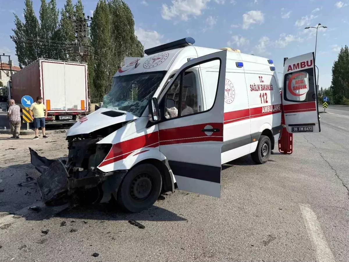Ankara'da Tır ile Ambulans Çarpıştı: 5 Yaralı