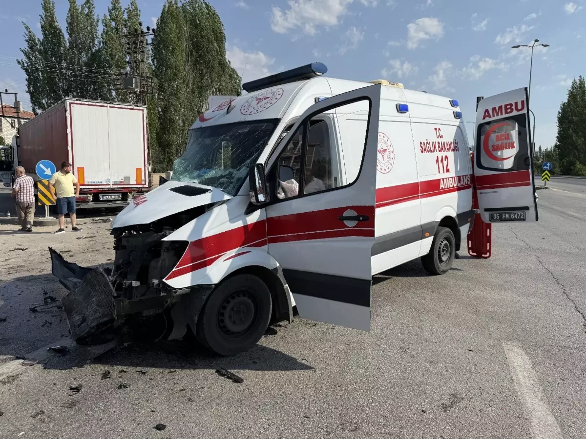 Çubuk'ta TIR ile Ambulans Çarpıştı: 5 Yaralı
