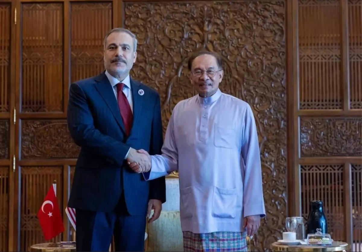 Dışişleri Bakanı Hakan Fidan, Malezya Başbakanı Enver İbrahim ile Görüştü