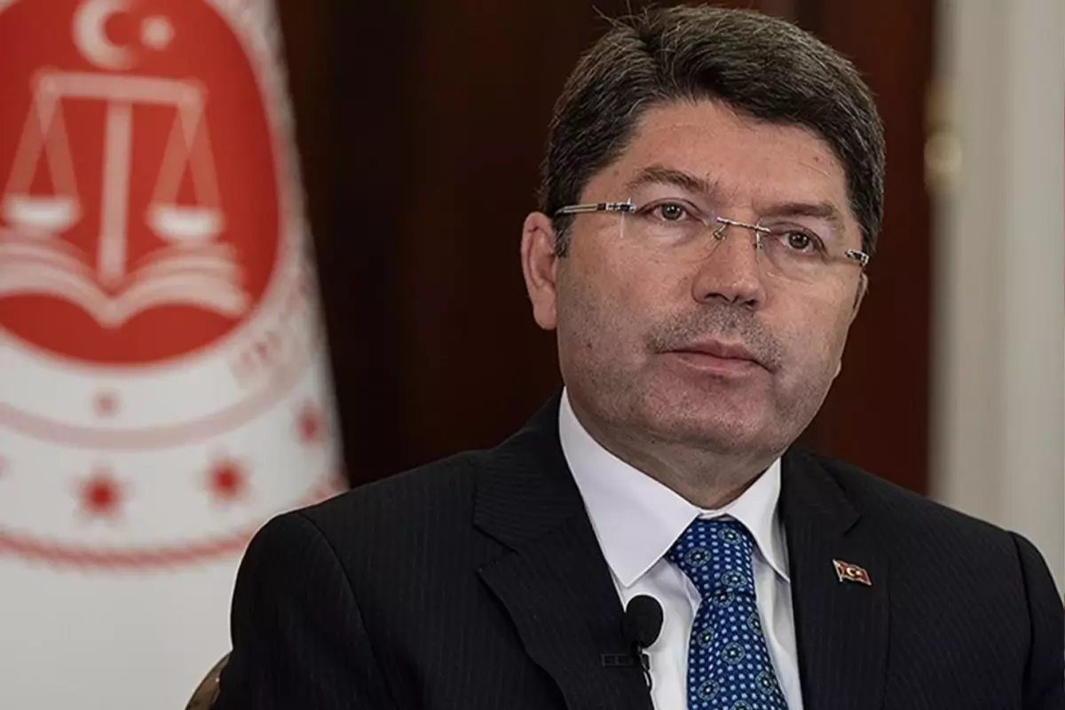 Bakan Tunç, PKK'nın silah yakmasını böyle yorumladı: Bugün kardeşliğimize vurulan hançer çıkarıldı