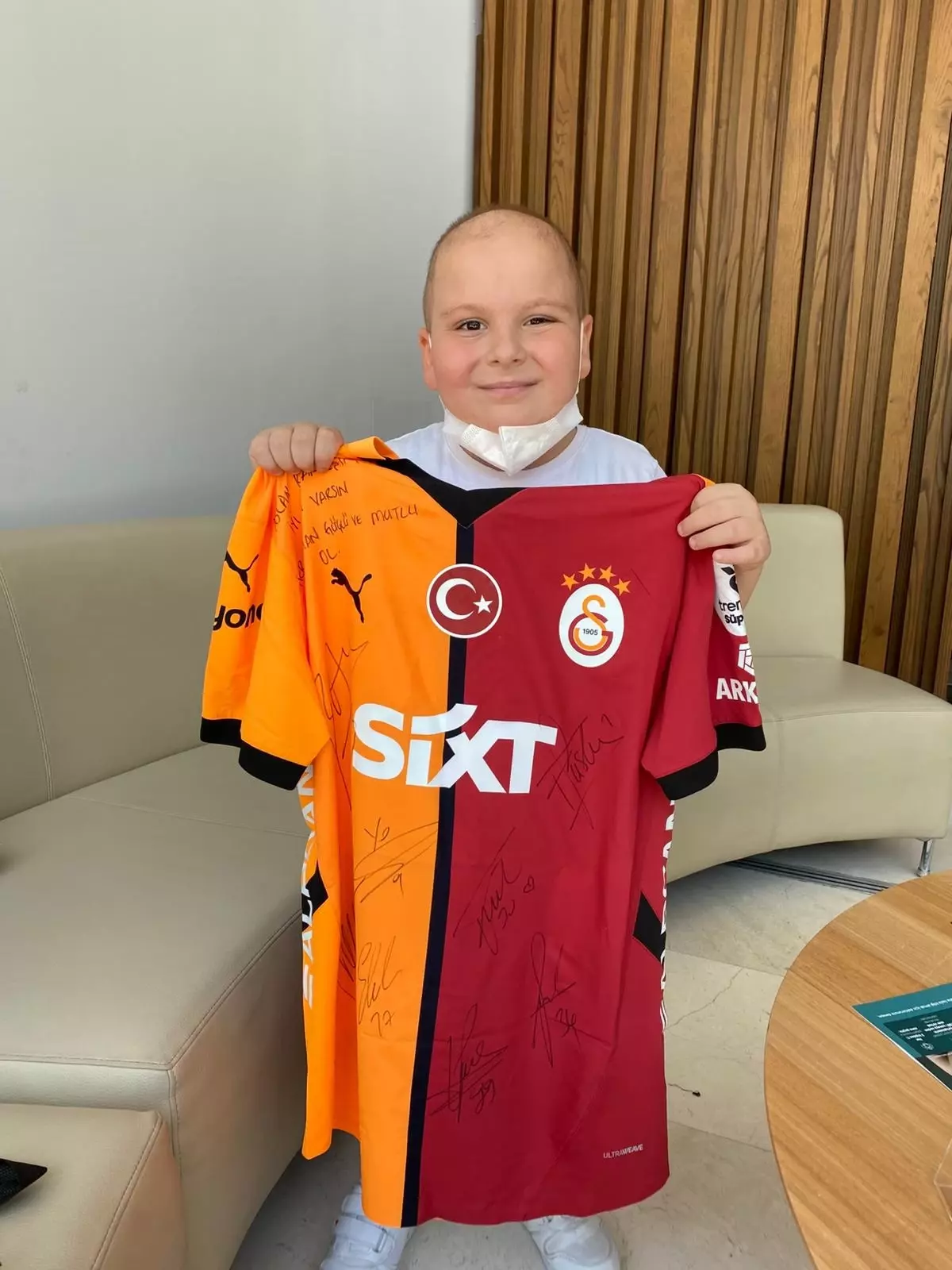Lösemi Hastası Küçük Barış'a Galatasaraylı Futbolcudan Moral Hediyesi