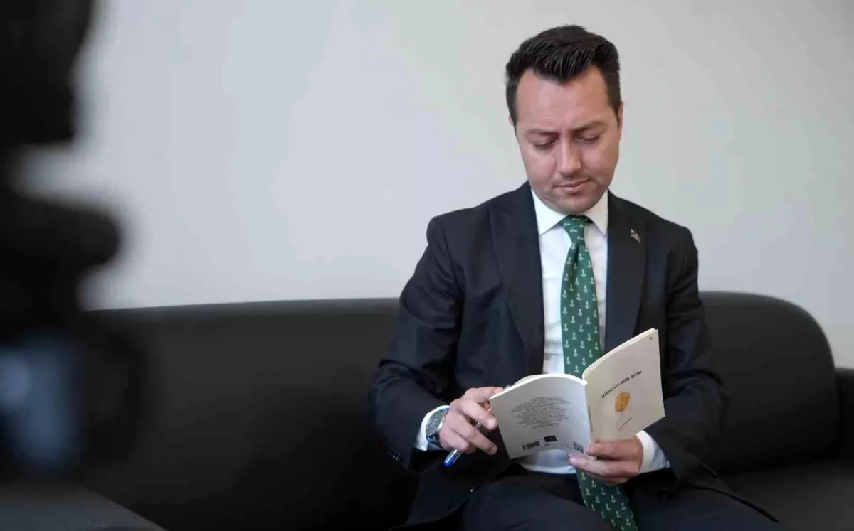 Bayburtlu Tapu Müdürü, 8 Üniversite Mezunu ve 9 Şiir Kitabı Yazarı