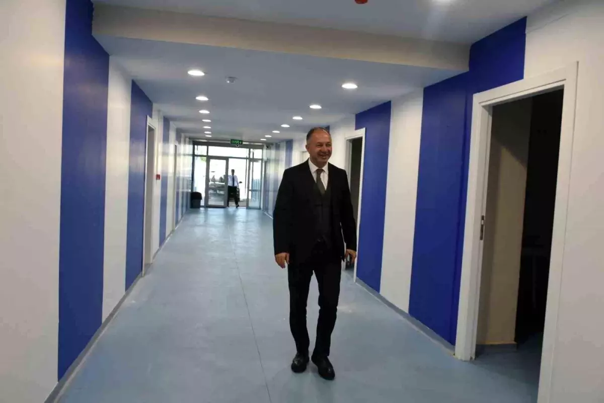 Erzurum Gençlik ve Spor Müdürü Çakmur, Kazım Karabekir Stadı'ndaki Çalışmaları İnceledi