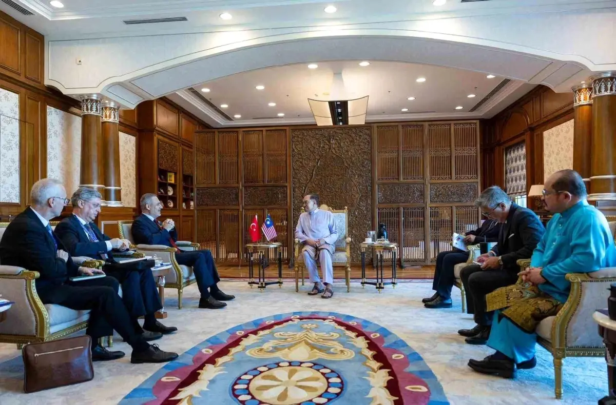 Bakan Fidan, Malezya Başbakanı Enver İbrahim ile Görüştü
